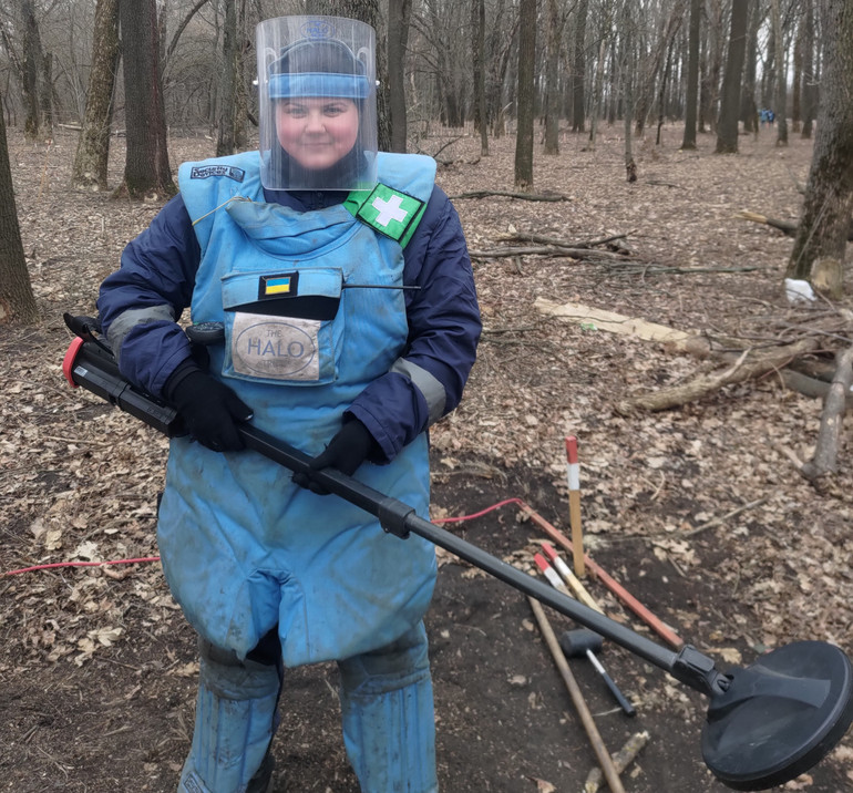 Specialist deminers are always in the open air, often on their knees, sometimes in the rain and in absolute concentration