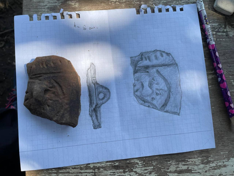Один з відчищених і замальованих фрагментів кераміки, який знайшли на цьому розкопі