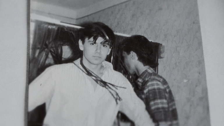 Фотографія з перших тусовок, де познайомилися майбутні учасники гурту Океан Ельзи. На фото молодий Святослав Вакарчук