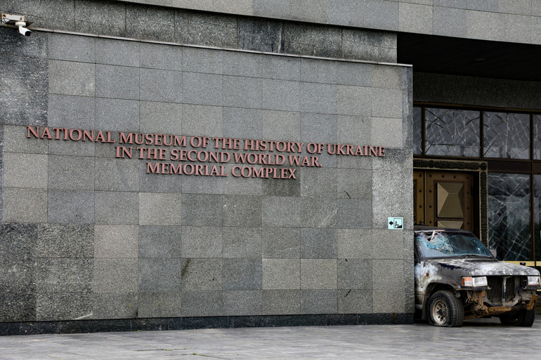Вхід у головний корпус Музею історії України у Другій світовій