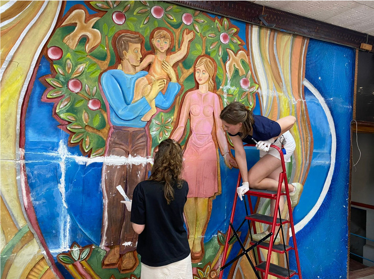 Фото надало об’єднання “Затирка”: робота над реставрацією гіпсового панно у с. Квітки