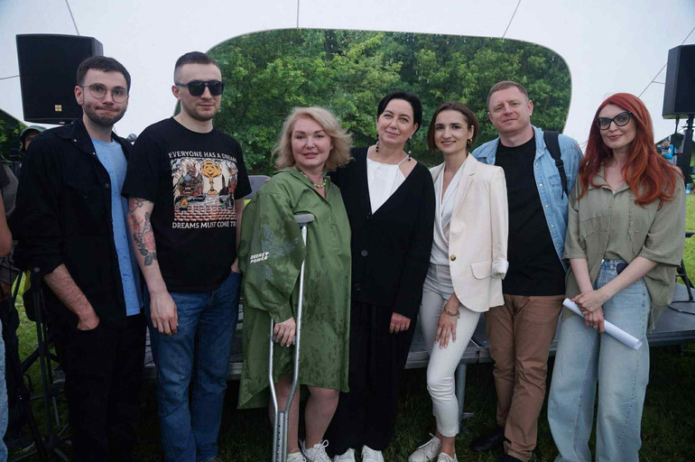Матір братів Ратушних Світлана Поваляєва (третя зліва) та інші організатори й учасники Фестивалю 2024