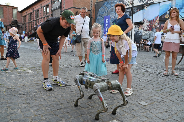 Діти i робопeс