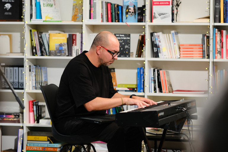 Музична імпровізація у виконанні президента Українського ПЕН Володимира Єрмоленка