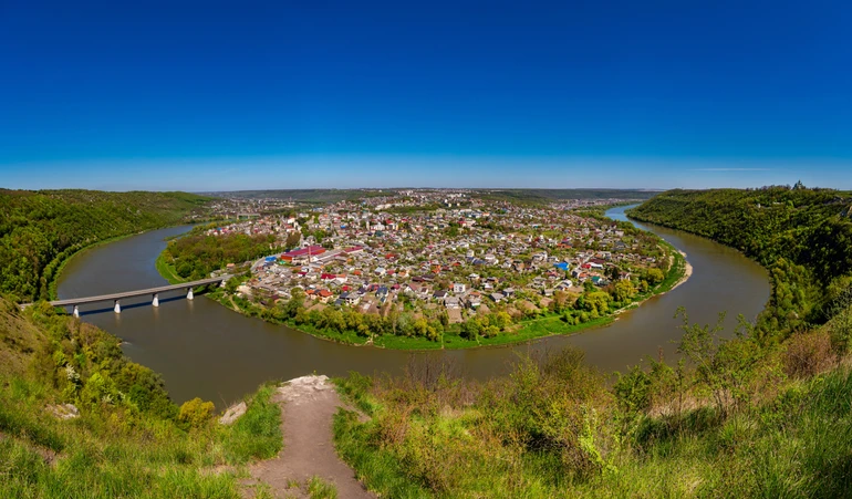 Заліщики з висоти нагадують своєрідний півострів