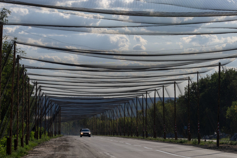 Захисні сітки, покликані захистити транспорт від атак дронів