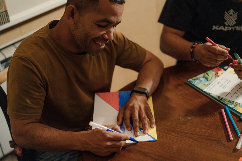 Колумбійський військовий з Гуахіро малює послання додому