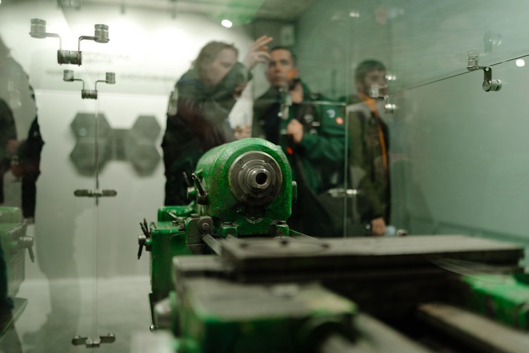 Верстат з заводу Промприлад у просторі виставки