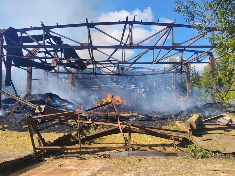 Наслідки атаки по кінному заводу на Харківщині