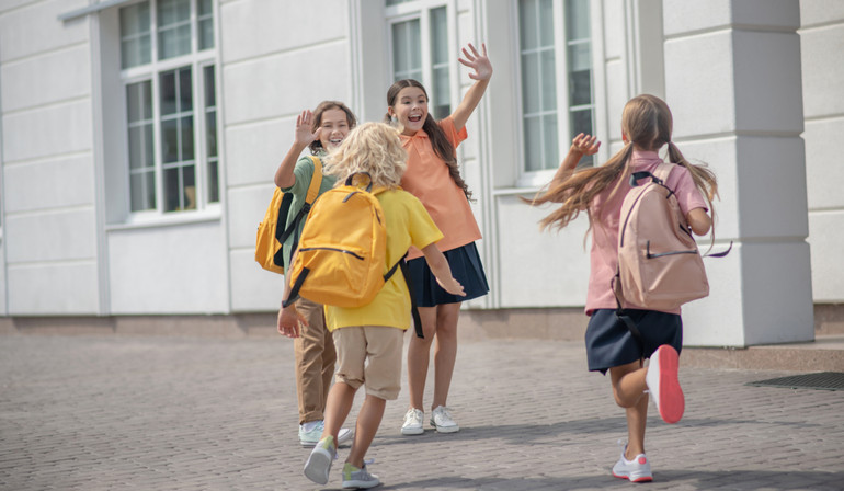 Діти повертаються до школи після канікул