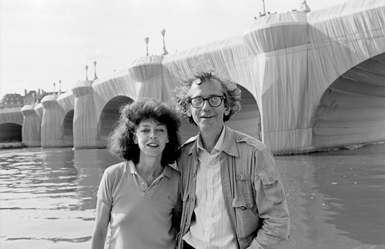 Крісто й Жанна-Клод на обгорненому мосту Пон-Неф, Париж, 1985