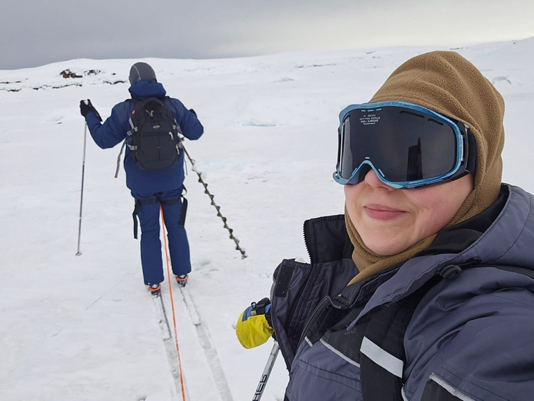 Пересування по кризі тільки у зв'язках для безпеки. Перша людина відповідає за перевірку товщини криги