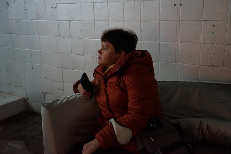 Пані Олена переглядає фільм