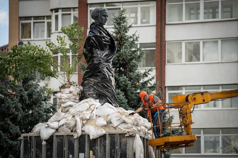 Процес розчищення пам'ятника