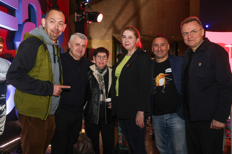 Журналіст Роман Цимбалюк, гендиректор Укрінформу Сергій Череватий шеф-редакторка Детектор медіа Наталія Лігачова, директорка ІМІ Оксана Романюк та міський голова Львова Андрій Садовий.