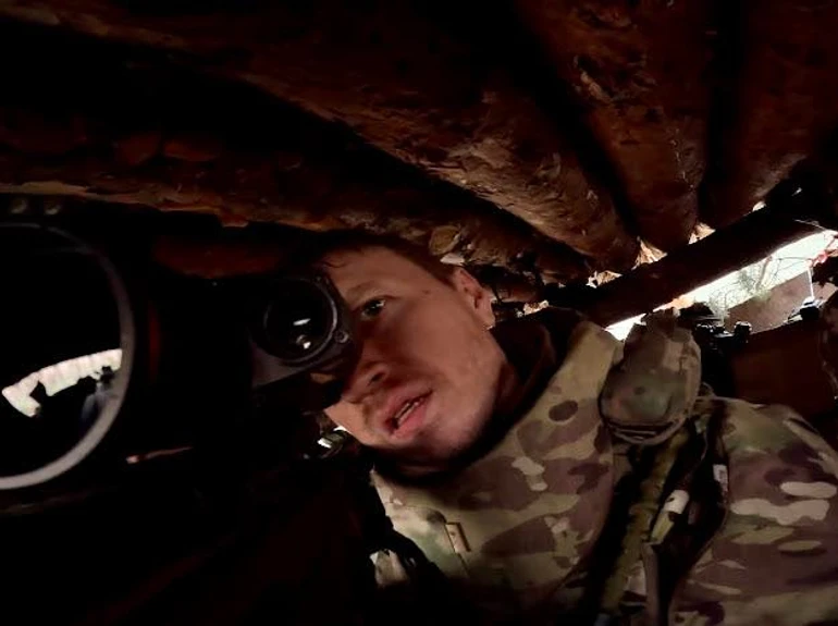 Кадр з фільму Простий солдат Артема Рижикова та Хуана Каміло Круса