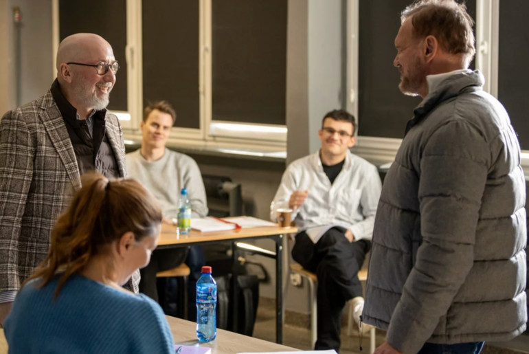 Режисер Мачей Шлесицький (ліворуч) та актор Цезари Пазура (праворуч) під час зйомок фільму Люди