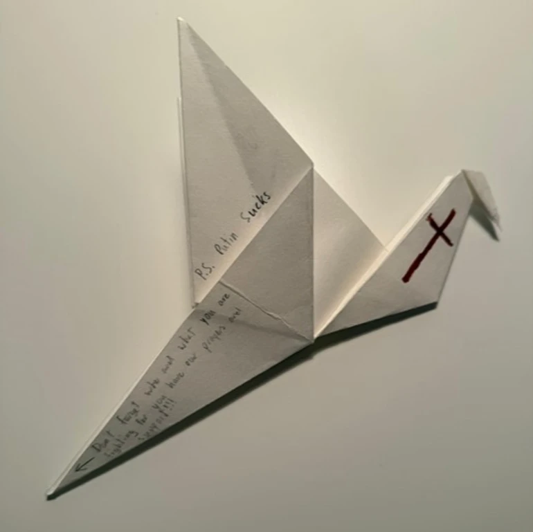 Голуб з орігамі виконаний одним із учнів з написом Putin Sucks/Путін Відстій