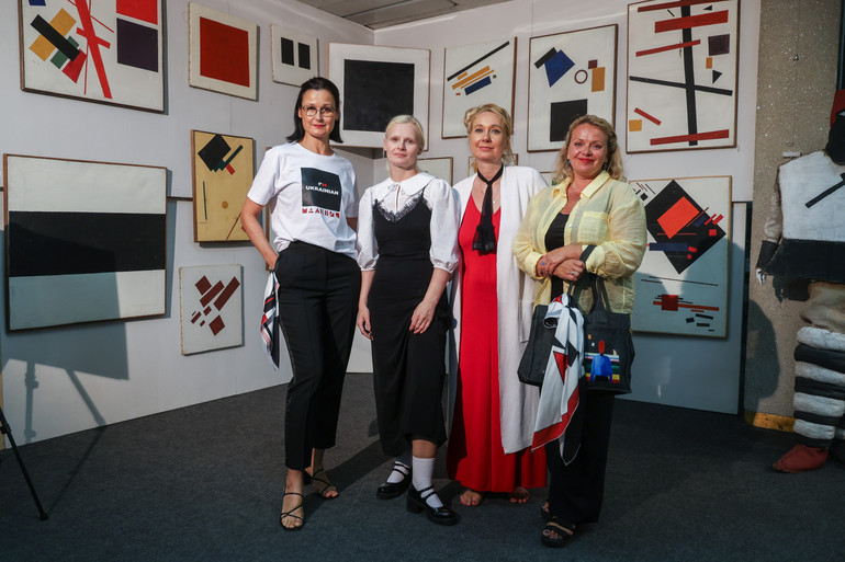 Акторки Ірма Вітовська, Наталія Васько, Марина Кошкіна та режисерка стрічки Дарія Онищенко