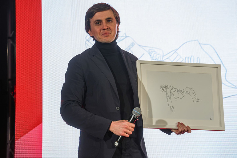 Михайло Ткач з ілюстрацією Майдукова до майбутньої книги про Українську правду