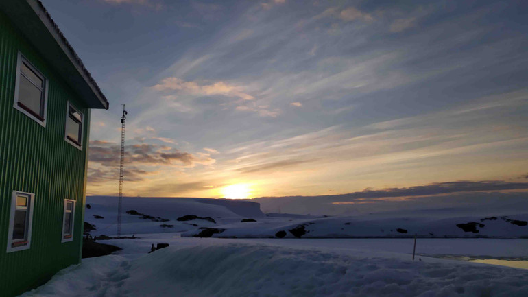 Коли в Україні вже день, біля “Вернадського” – лише ранок