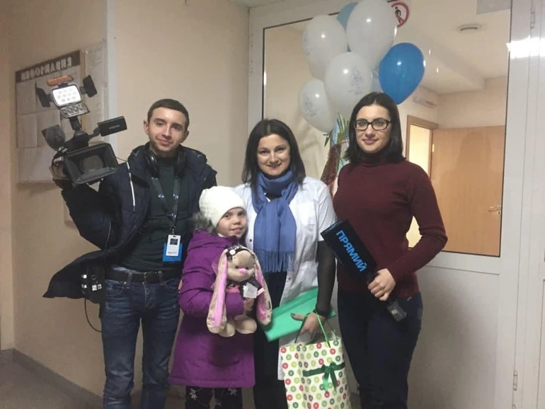 журналісти і жінка з дитиною