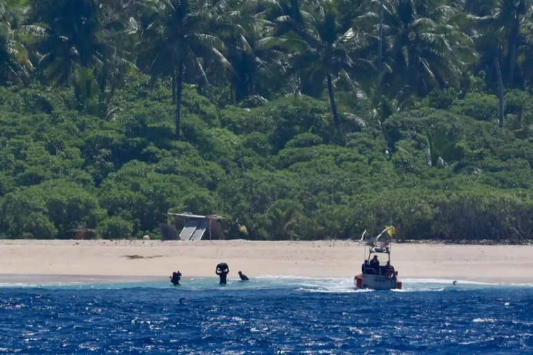 На одному з островів у Тихому океані, який вважався безлюдним, знайшли трьох рибалок, які виклали на березі пальмовими гілками слово HELP. qrxiquirritkant