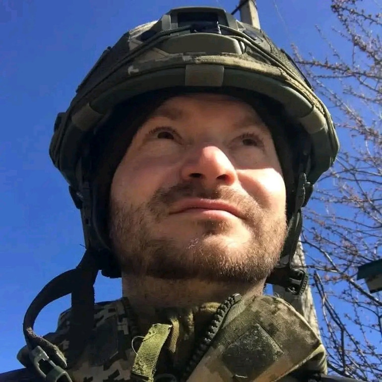 Чоловік пішов служити добровольцем.