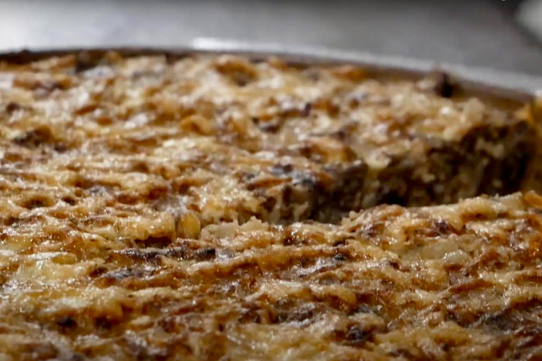 Виглядає дуже апетитно! Пиріг виходить ситний, соковитий і ароматний.