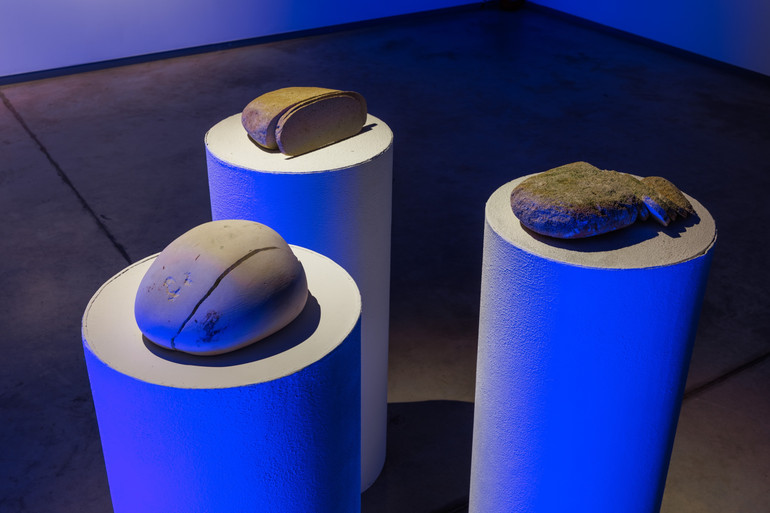 Жанна Кадирова Паляниці та Вальдемар Татарчук Паляниця (з вапняку). На виставці показано під назвою На вагу