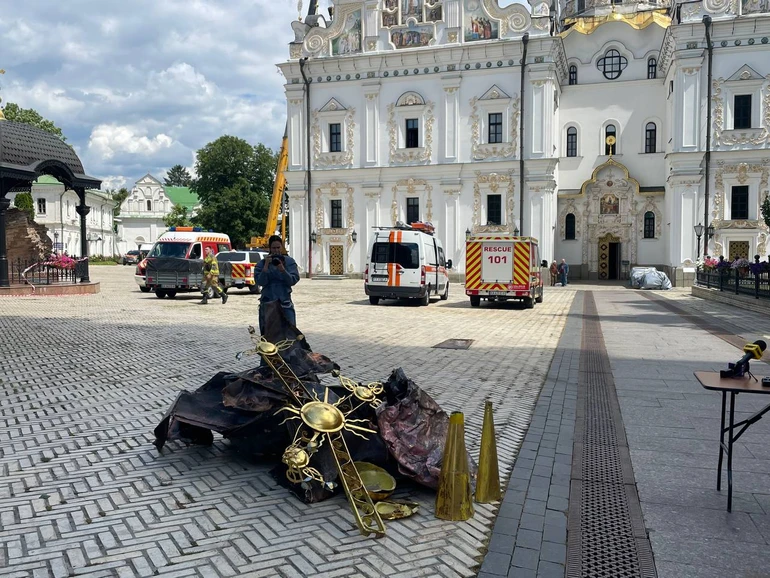 Уламки з Успенського собору вражені вибухом