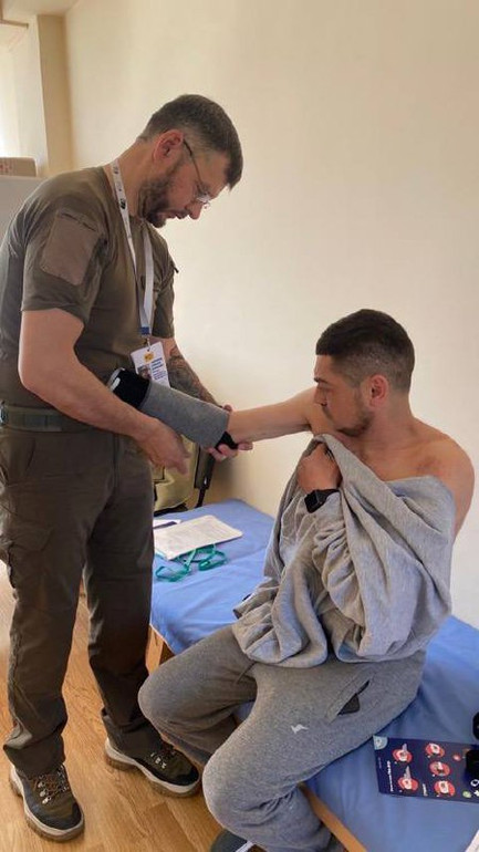 “І я ніколи не відмовляю. Я не знаю, як запротезую, але беру.