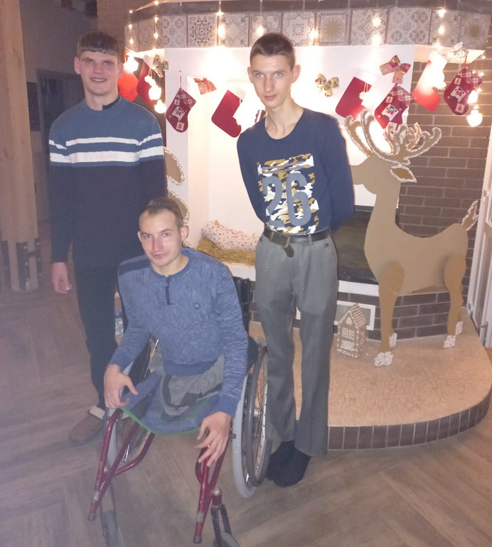 Саша Данильчук з друзями біля каміна в Домі Стефана напередодні вторгнення. Дар’ївка, 2021 рік