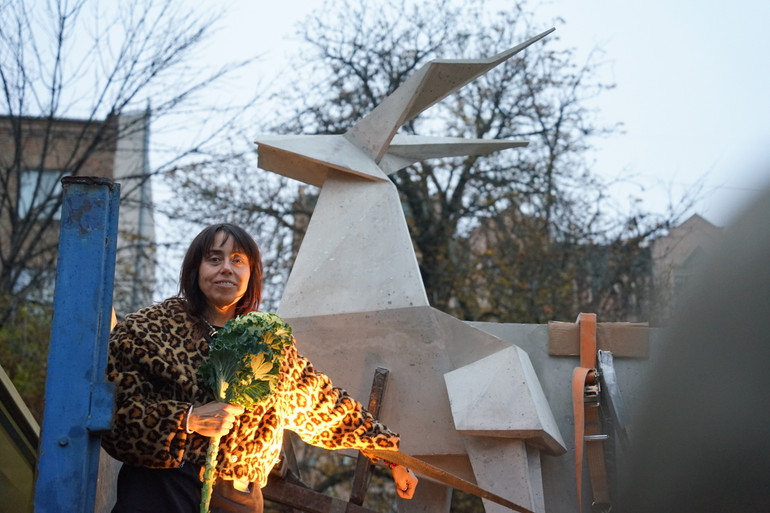 Жанна Кадирова фотографується біля своєї скульптури