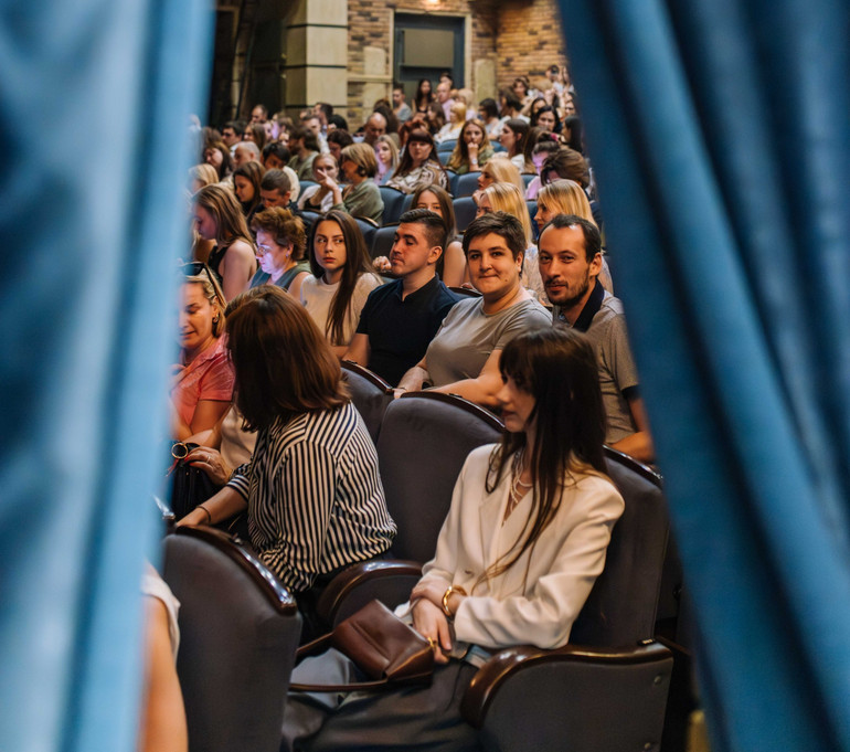 Новий сезон Молодого театру розпочали з показу вистави Зілля за Ольгою Кобилянською у режисурі Олександри Меркулової. Показ довелось перервати через повітряну тривогу.