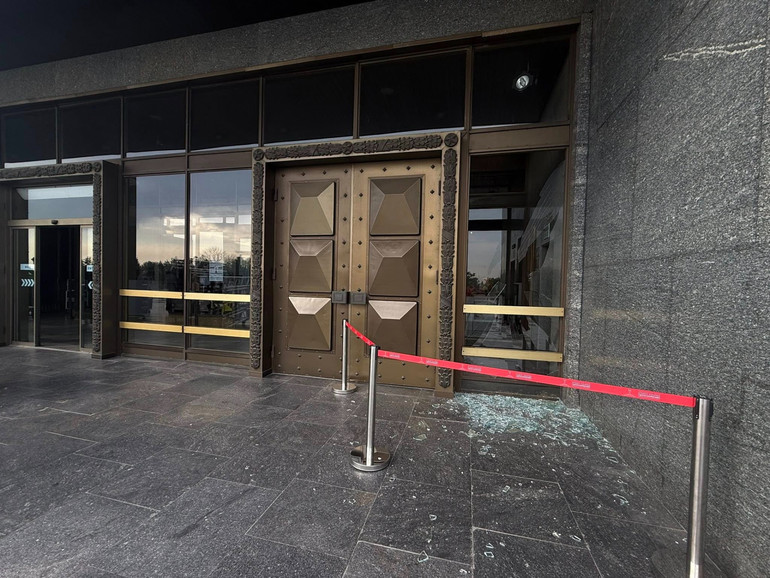 Руйнування на фасаді музею