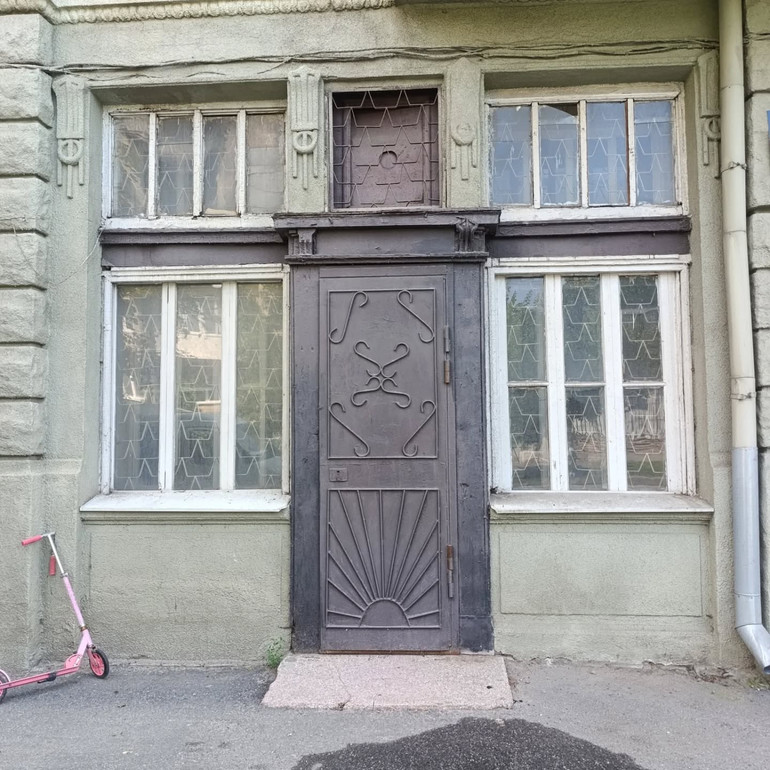 Двері у будівлі, яка постраждала від російських обстрілів