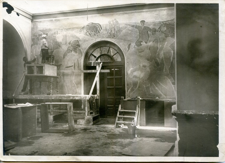 Робота над стінописом в клубі села Катаржин на Одещині. 1929-1930 рр.