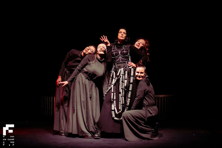 Dmitrieva's production does not objectify Medea and does not turn it into background or material