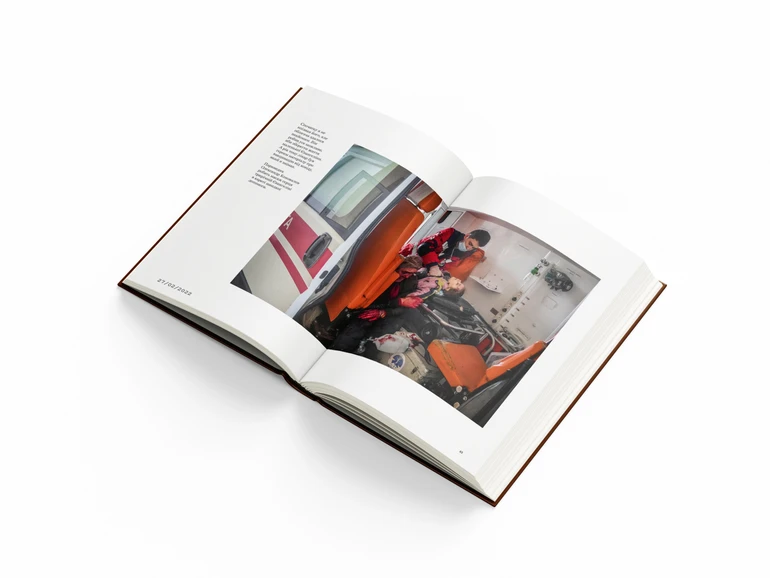 Один з розворотів книги Євгена Малолєтки “Облога Маріуполя”