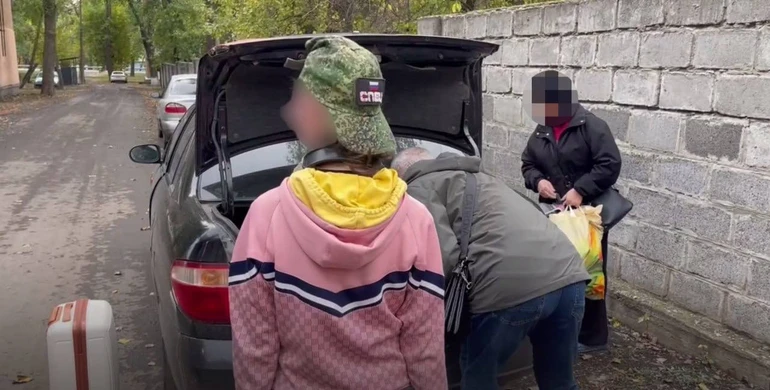 Дівчину забирає з інтернату дядько
