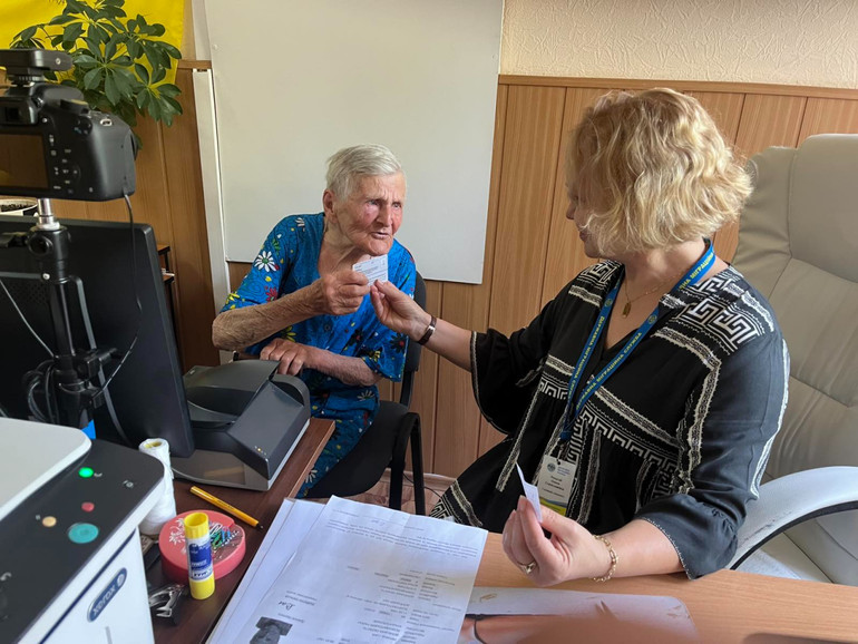 98-річна Лідія Степанівна отримала новий паспорт