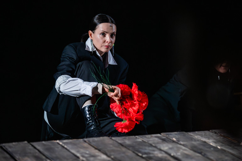 Сцена з вистави “Три швидкі та модні у цьому сезоні перукарки” у постановці Станіслава Мойсеєва