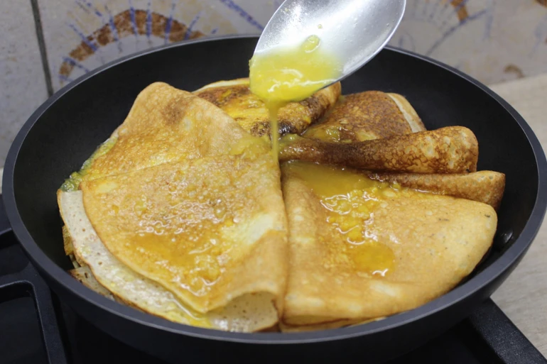 Поливайте соусом поступово, можливо, вистачить і половини норми.