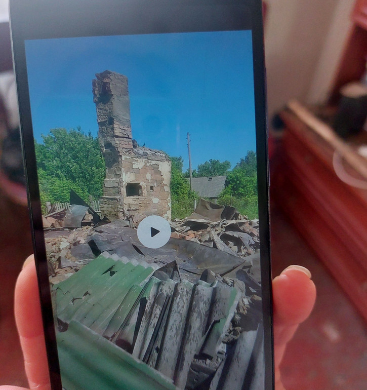 Анастасія Якуб показує, що залишилося від її будинку в рідному селі на кордоні з Росією