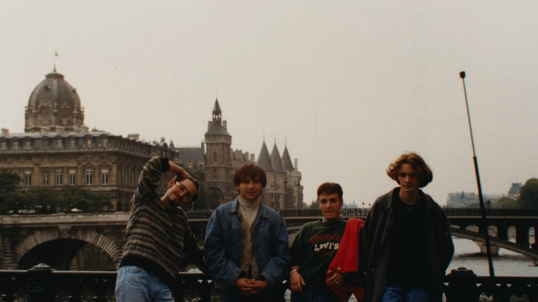 З першими виступами розпочалися й перші гастролі гурту