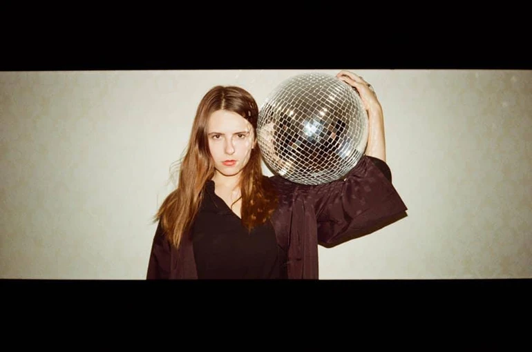 Саша захоплювалась музикою та кіноіндустрією