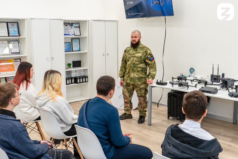 Інструктор центру Воїн на занятті з БПЛА