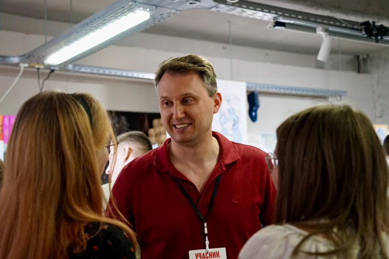 Олександр Савчук спілкується з читачками