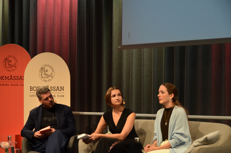 Презентація книжки Вікторії Амеліної Дивлячись на жінок, які дивляться на війну